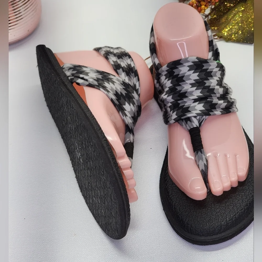 Sanuk Black and Gray Women's Sandals